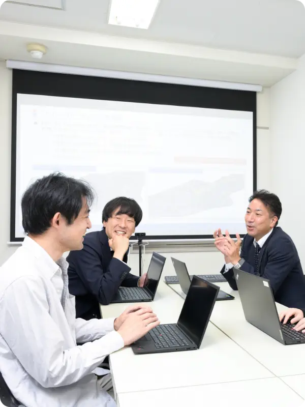 職場での社員の様子