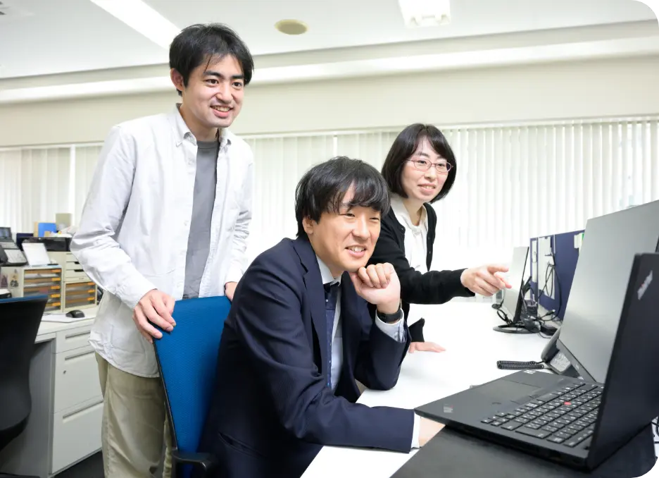 設計ソフトについて相談する社員たち